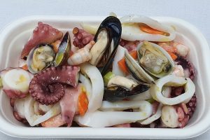 Insalata di mare (Calamari, gamberi, polpo, verdure di stagione)